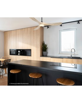 ventilador techo motor negro y aspas madera natural  colgado en el techo